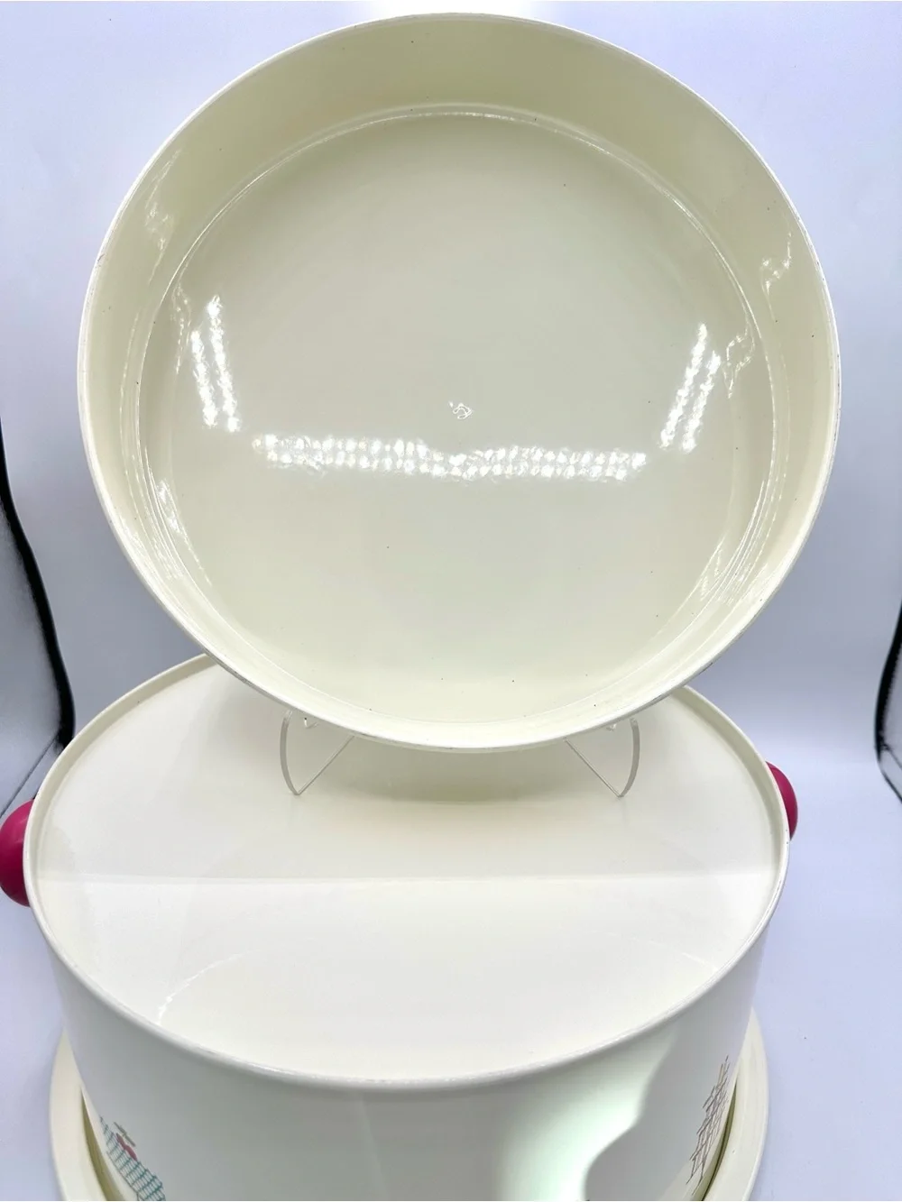 Enamel Tin Cake Saver/ Carrier. Retro Design. 4 pieces.